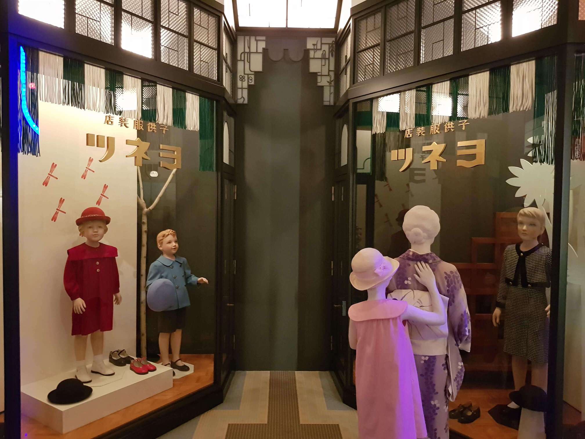 Osaka Museum: Children shopping